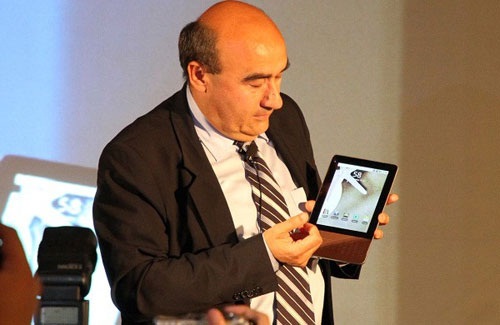 Acer CEO Gianfranco Lanci tablet device